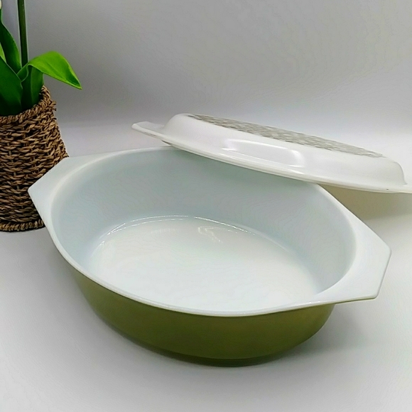 Pyrex Verde 2.5 Qt Casserole with lid. Vintage 60s & 70s in Avocado Green - Picture 2 of 12